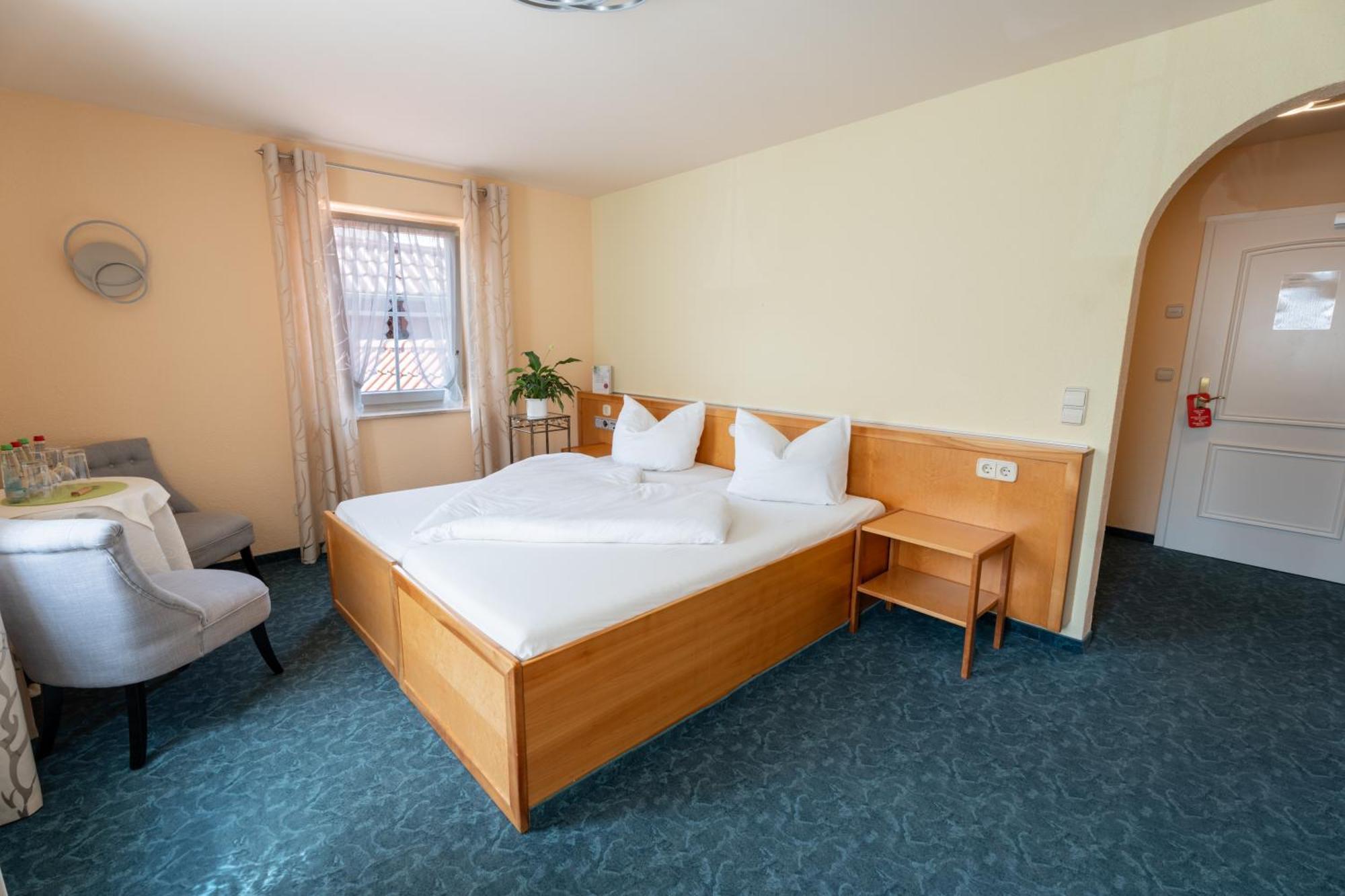 Hotel - Restaurant Traube Neuffen Екстериор снимка